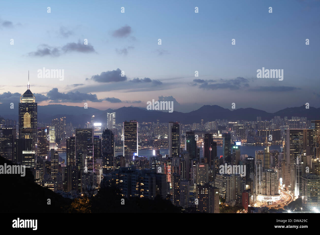 Vue aérienne de la ville au crépuscule, Hong Kong, Chine Banque D'Images