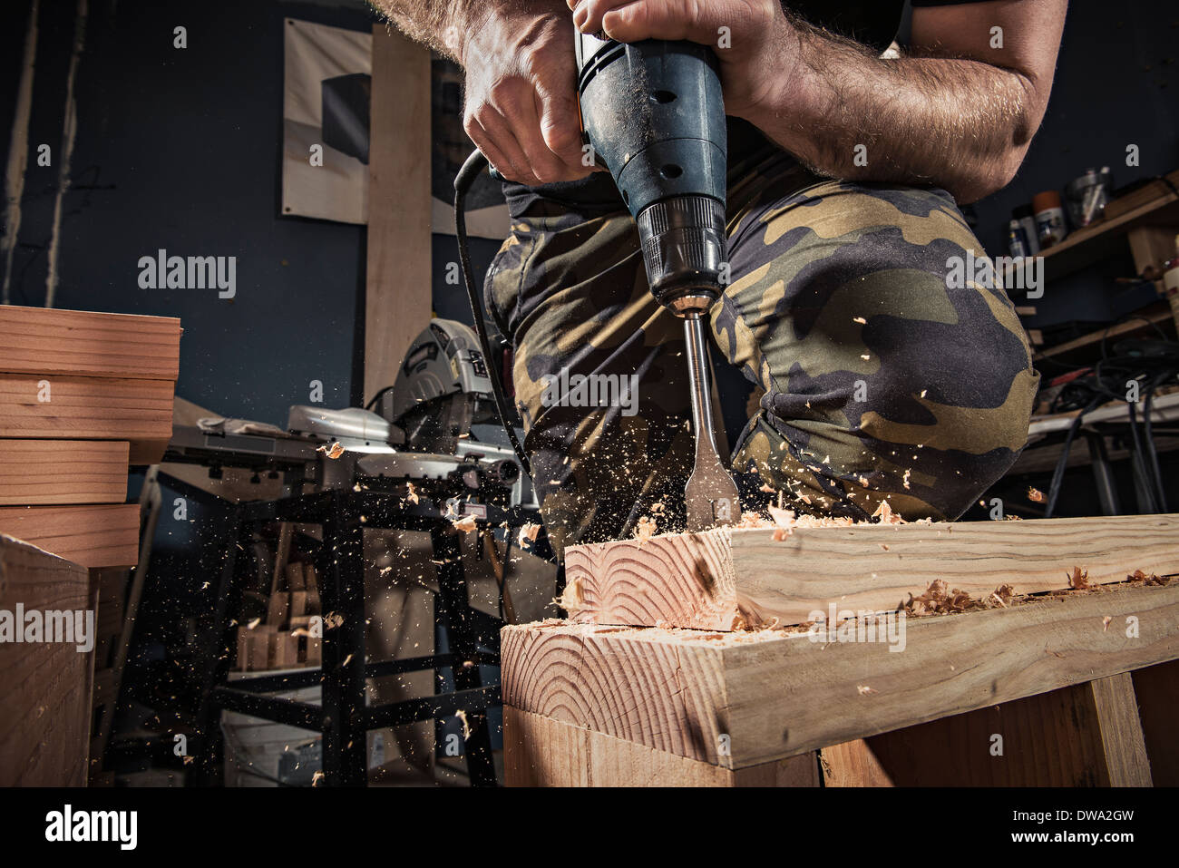 Close up of male carpenter drilling planche en bois dans l'atelier Banque D'Images