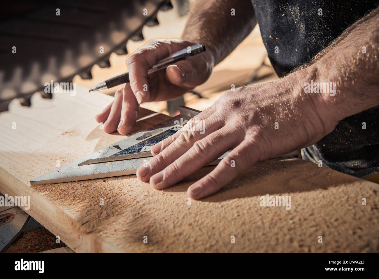 Close up of male carpenter avec équerre en atelier Banque D'Images