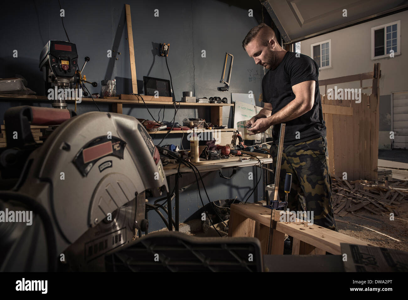 Male carpenter occupé dans l'atelier Banque D'Images