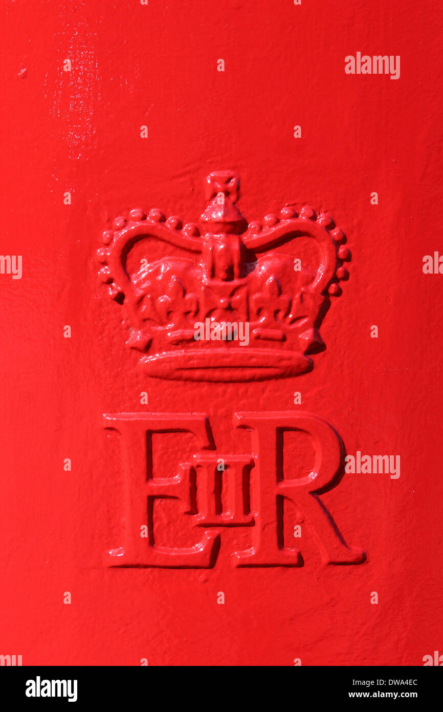 Dans la ville de marché de Hungerford, Close up of red post box crest ER II Banque D'Images