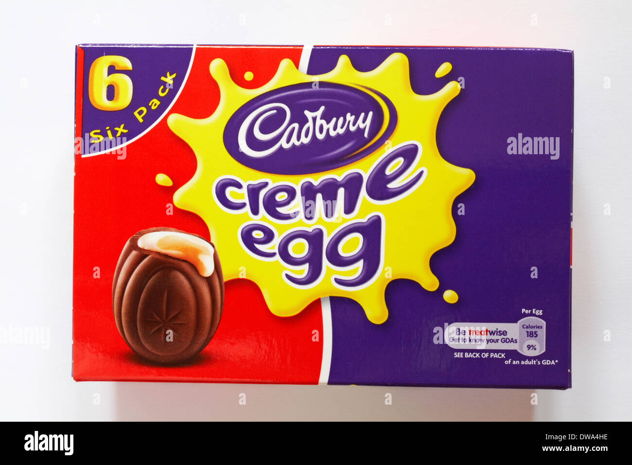 6 six pack de Cadbury creme egg oeufs isolé sur fond blanc - prêt pour Pâques Banque D'Images