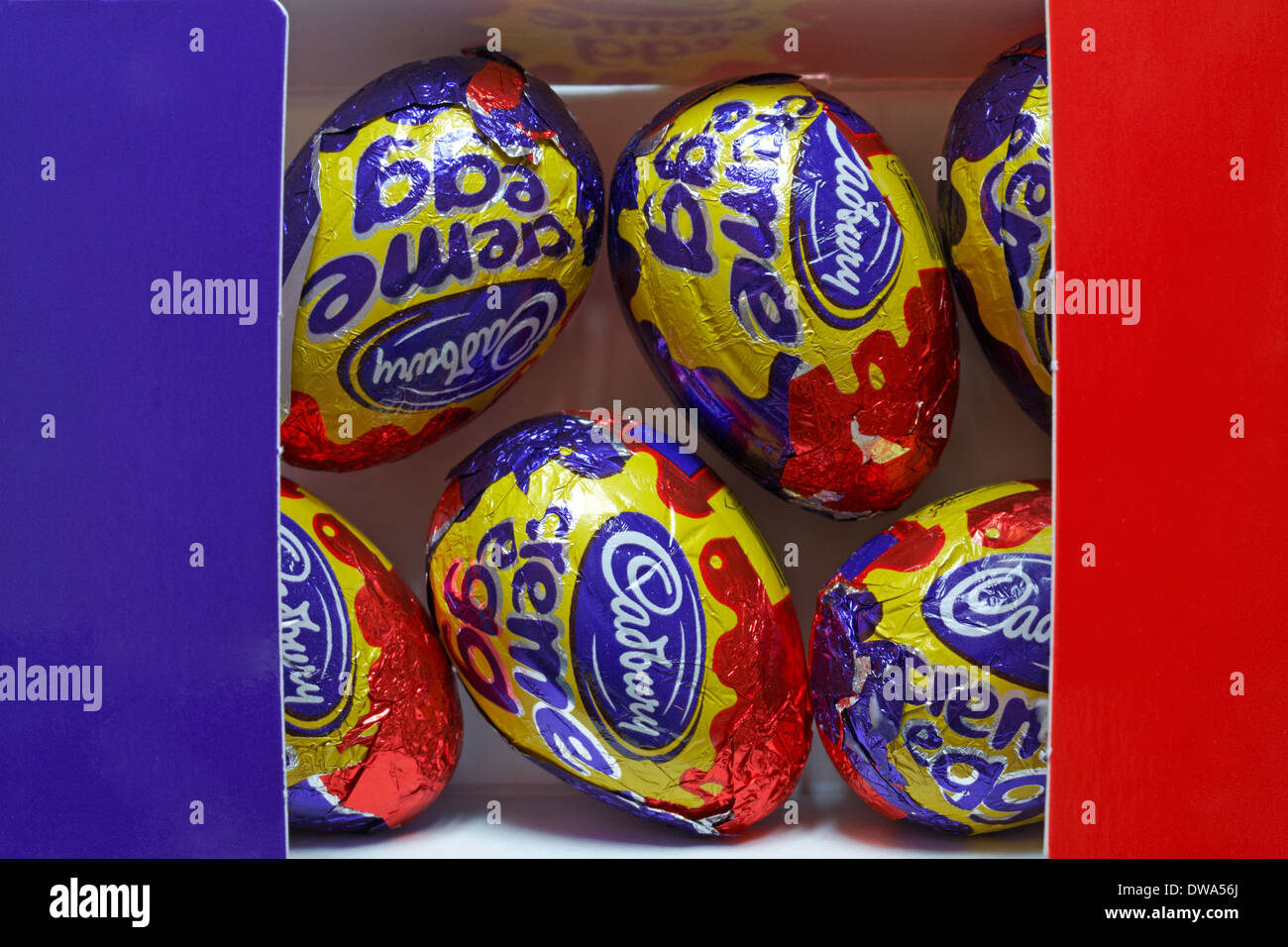 6 six pack de Cadbury creme egg oeufs avec couvercle ouvert pour afficher le contenu du panier - prêt pour Pâques Banque D'Images