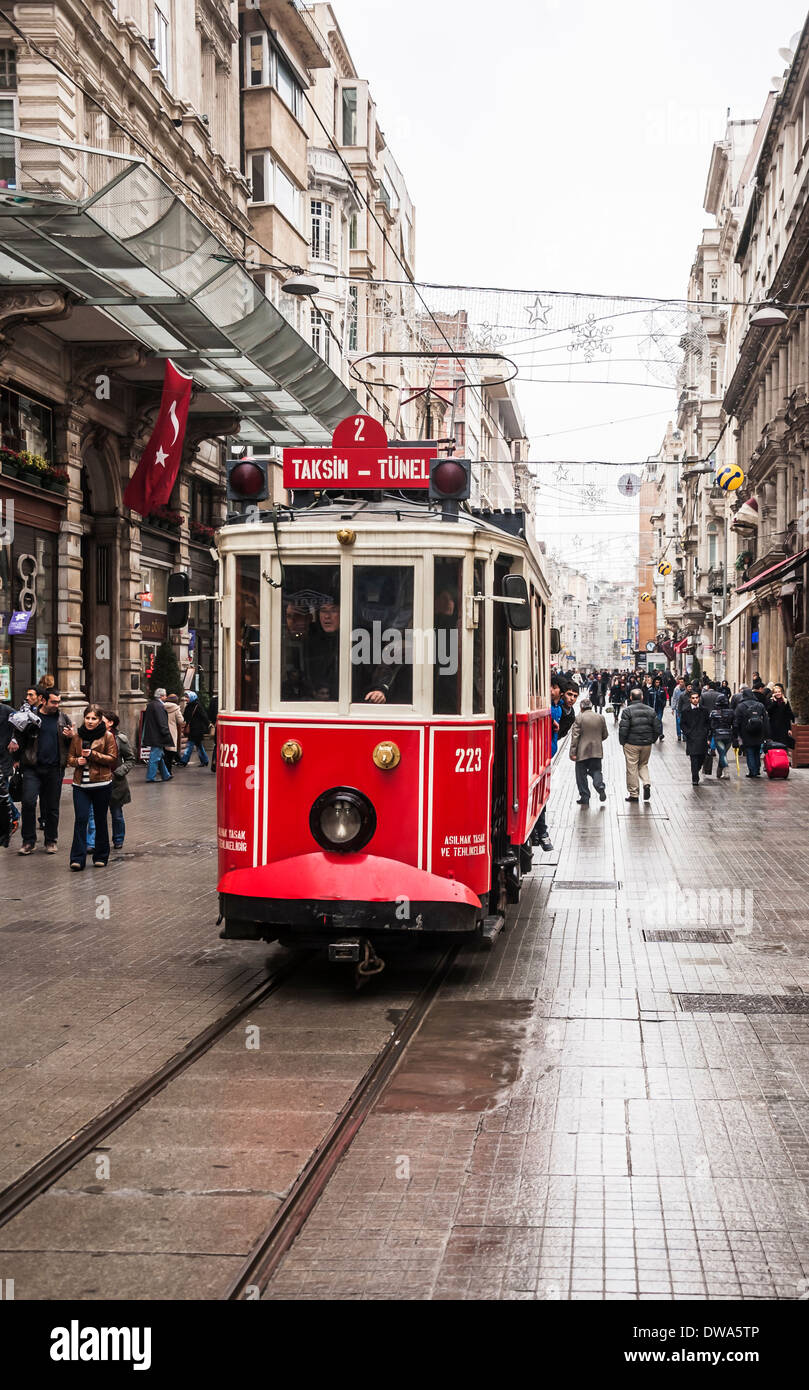 ISTANBUL - 11 février : Le vieux tram à Taksim Le 11 février 2013 à Istanbul, Turquie Banque D'Images