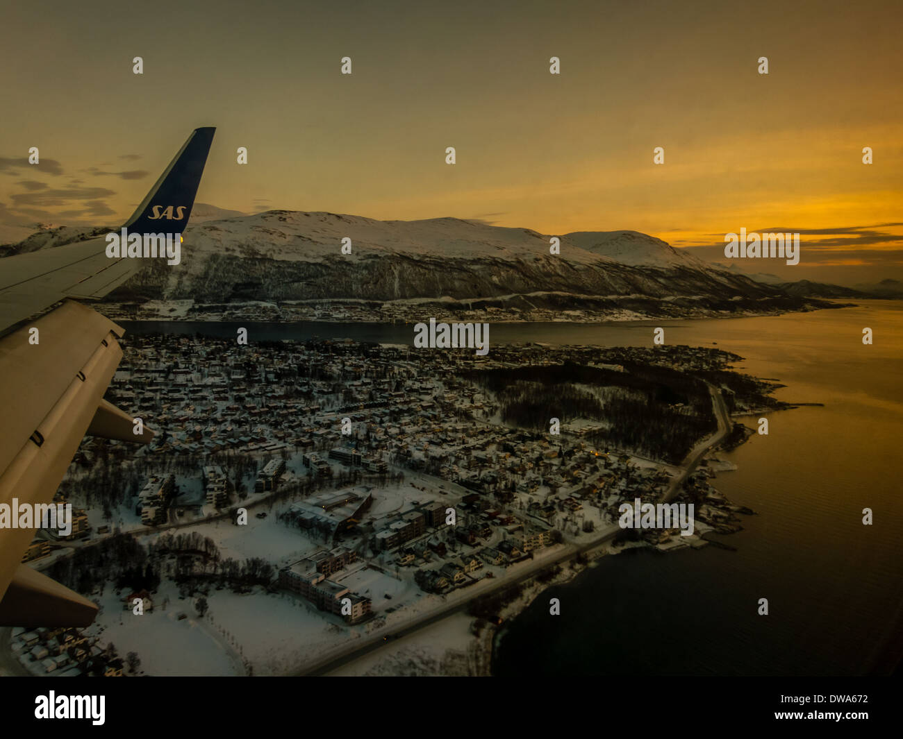 Plan SAS arrivant sur la terre dans la soirée à l'aéroport de Tromsø, Norvège, au coucher du soleil Banque D'Images