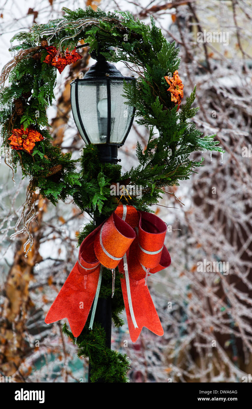 Lampadaire avec décoration de Noël Photo Stock - Alamy