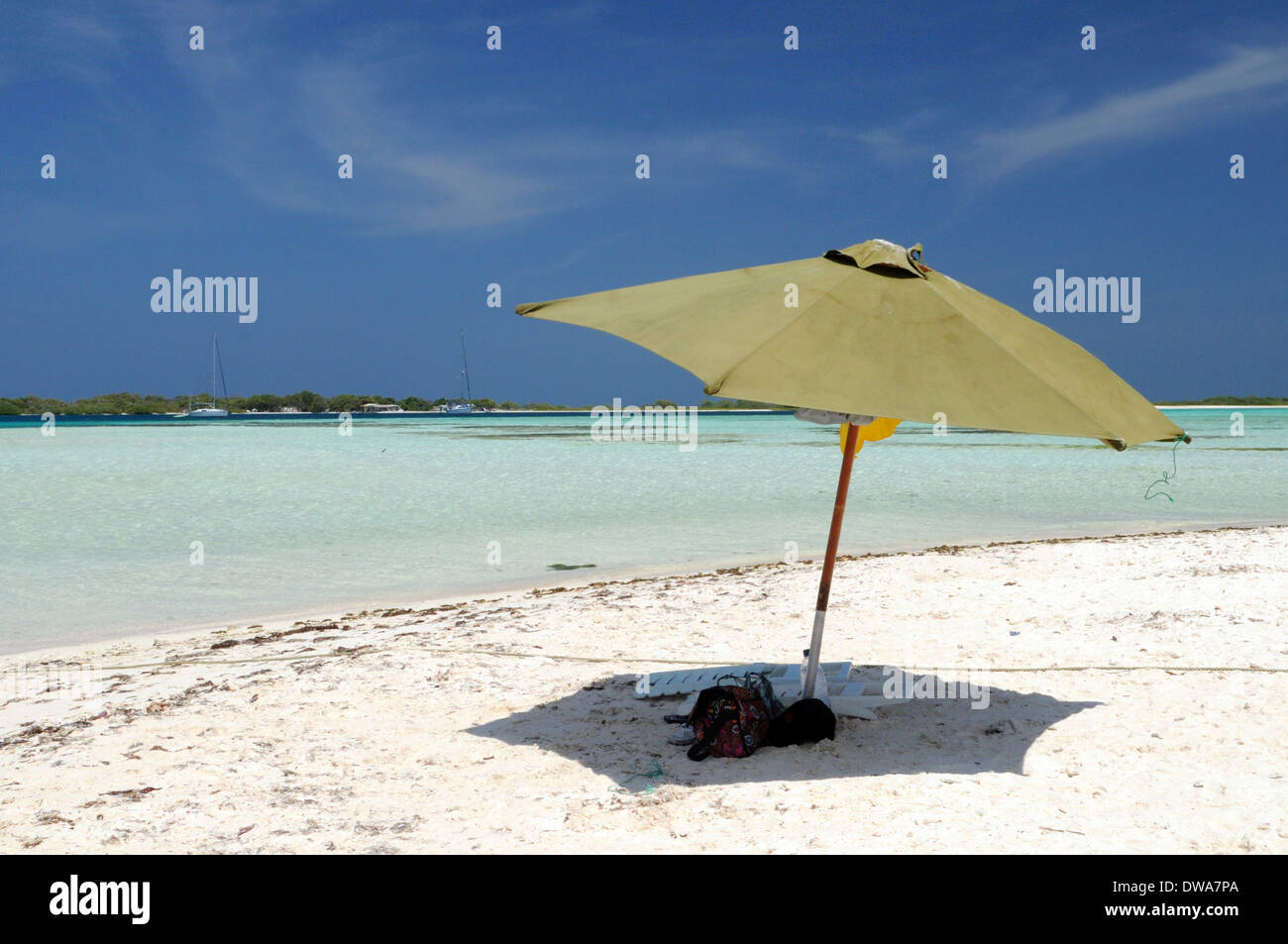 Sunshine parapluie de plage dans la plage de Francisqui, archipel Los Roques Parc National, Venezuela, Banque D'Images