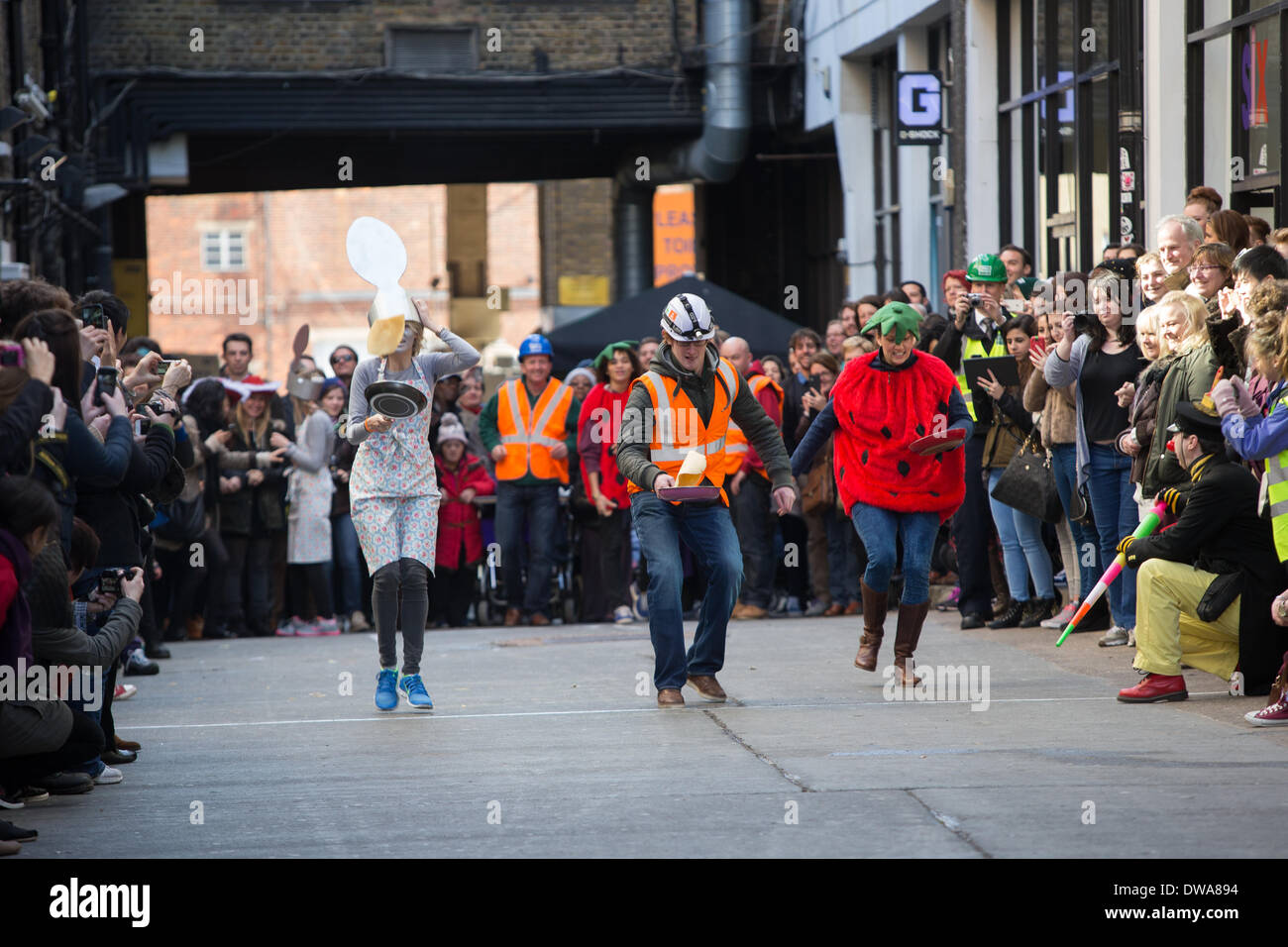 Londres, Royaume-Uni, le 4 mars 2014. Concurrents abandonner leurs crêpes dans la grande course à la Crêpe Spitalfield Old Truman Brewery, Brick Lane. Crédit : Neil Cordell/Alamy Live News Banque D'Images