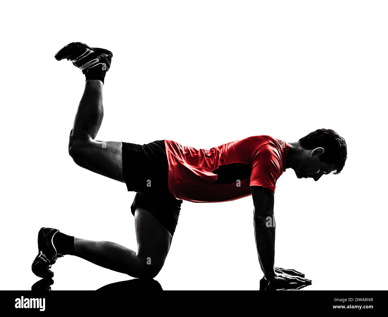 Un homme d'entraînement de forme physique de l'exercice position planche en silhouette sur fond blanc Banque D'Images