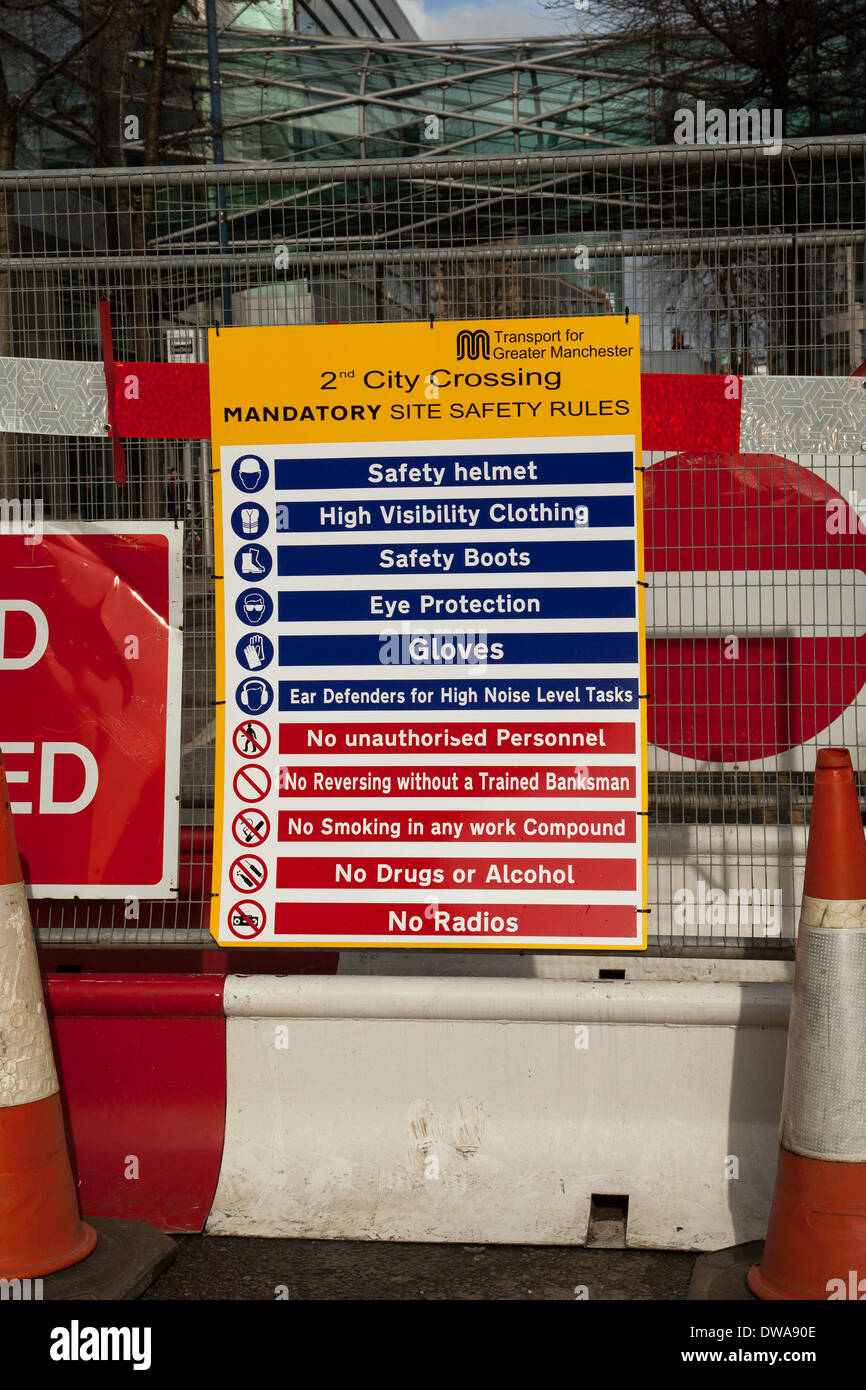 Manchester UK. 4 mars, 2014. Signes EPI, équipement de protection, les chaussures de sécurité, casques de protection, protection des yeux, la sécurité des travailleurs. Des signes de protection de l'ouïe. Casque de signes. Protection du pied des signes. Protection des yeux des signes. Site de construction d'instructions. Signalisation : la santé et la sécurité des principales infrastructures et travaux publics dans Exchange Square. Les travaux ont débuté sur la deuxième ligne de métro à travers le cœur du centre-ville. La 2ème traversée de la ville a commencé, un projet commandité par les transports pour le grand Manchester. Metrolink est un light rail/tramway dans le Grand Manchester, Angleterre. Banque D'Images