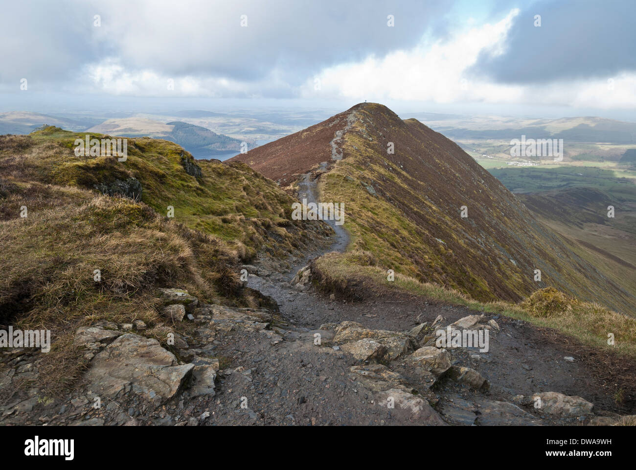 Lake District fells ridge à pied près de Las Vegas. Ullock Pike avec une seule Walker sur le sommet, de Longside Edge. Banque D'Images