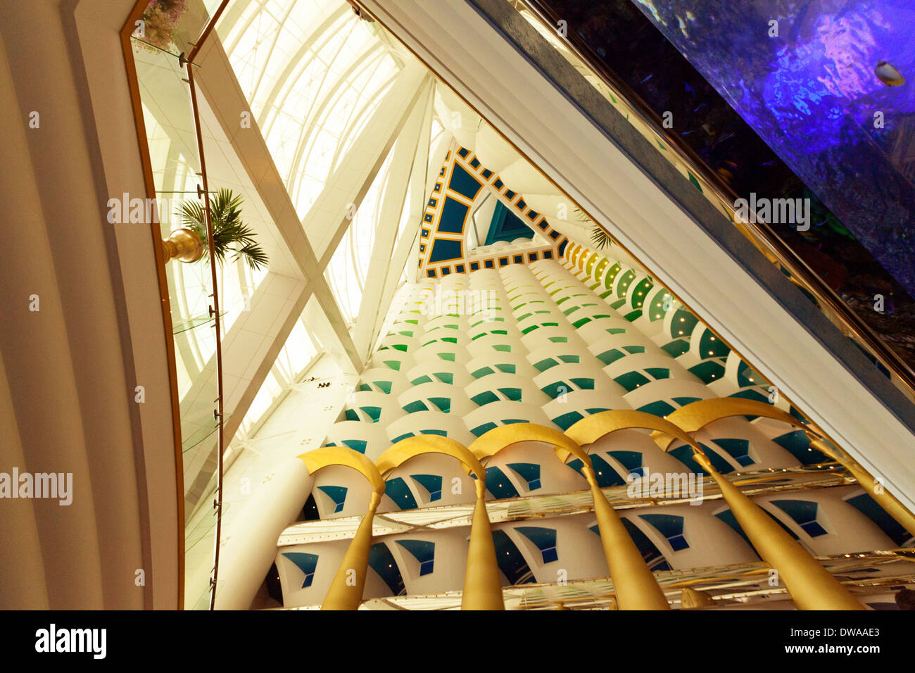 Vue de l'intérieur à la recherche jusqu'à la toiture ou le plafond, le 7 étoiles Burj Al Arab, DUBAÏ, ÉMIRATS ARABES UNIS, Émirats arabes unis Moyen-orient Banque D'Images