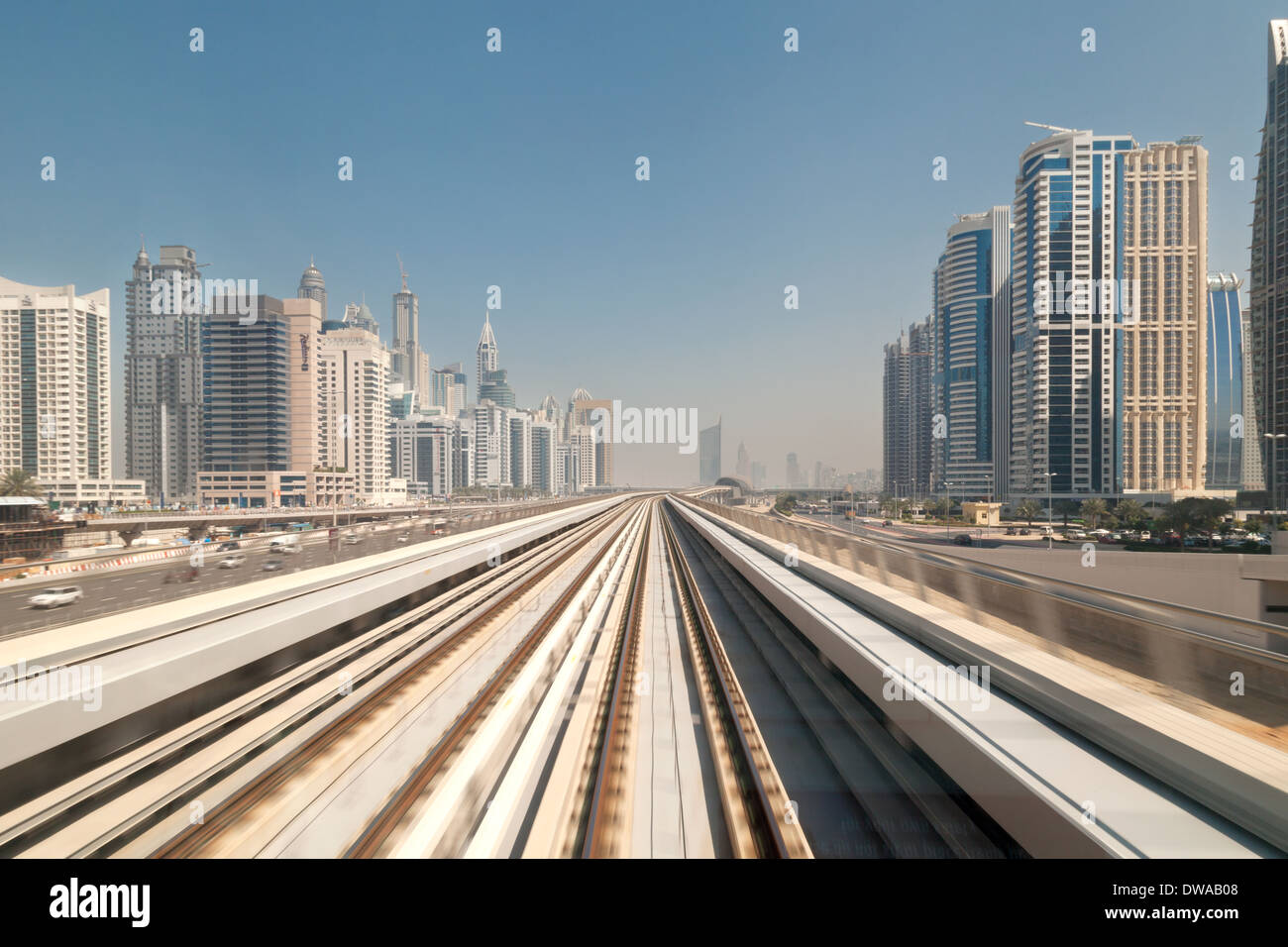 Métro de Dubaï - flou de vitesse de la piste lorsque le train est en mouvement, DUBAÏ, ÉMIRATS ARABES UNIS, Émirats arabes unis, Moyen Orient Banque D'Images
