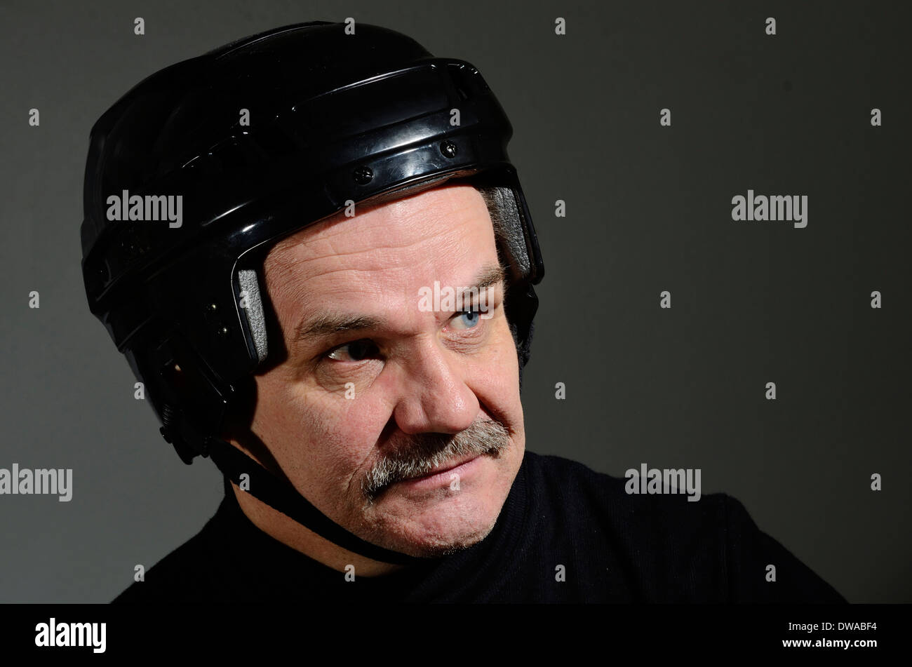 Portrait of a senior dans le hockey helmet Banque D'Images