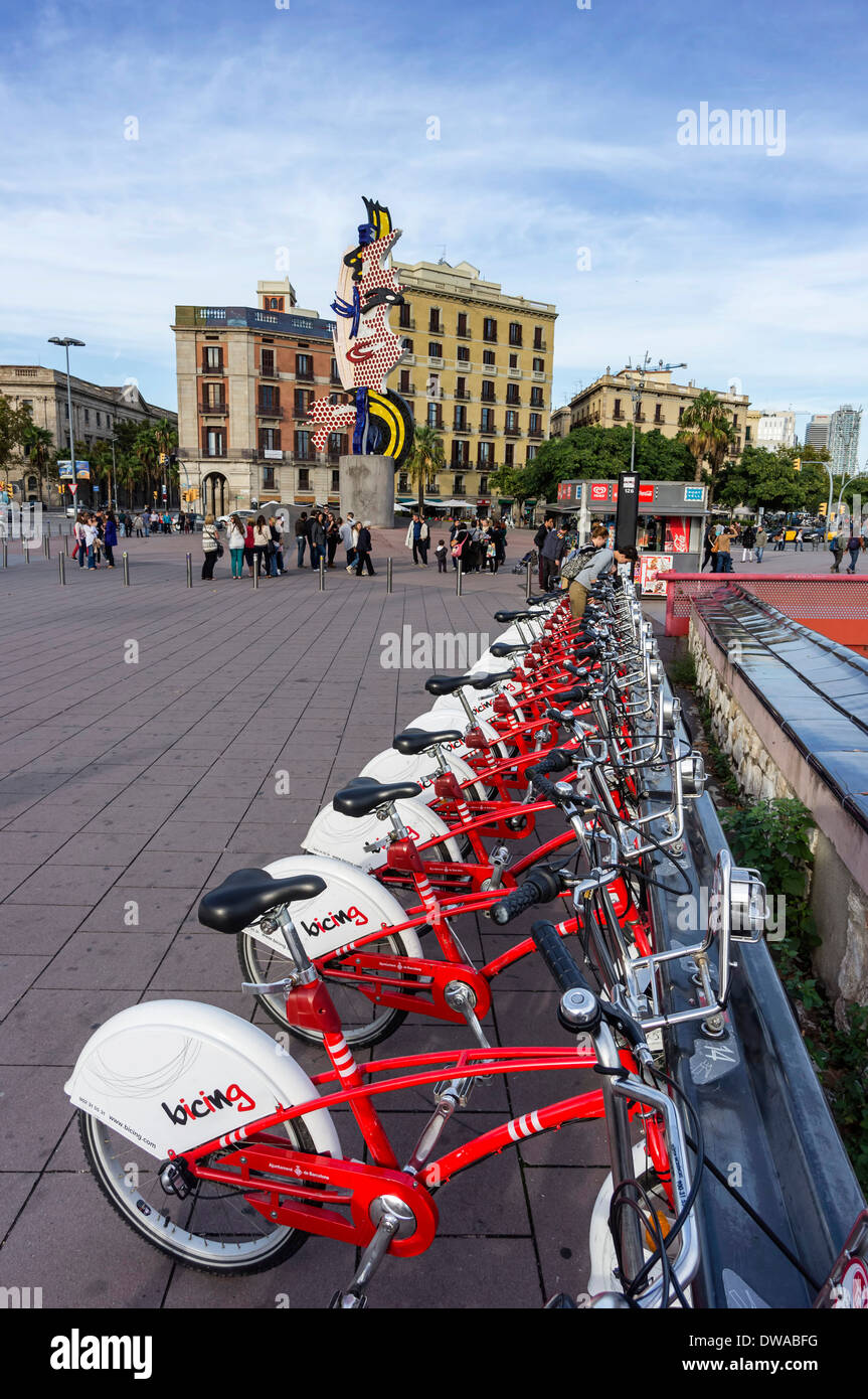 Un service de location de vélos , fond Sculpture El Cap de Barcelone par Roy Lichtenstein, Barcelone Banque D'Images
