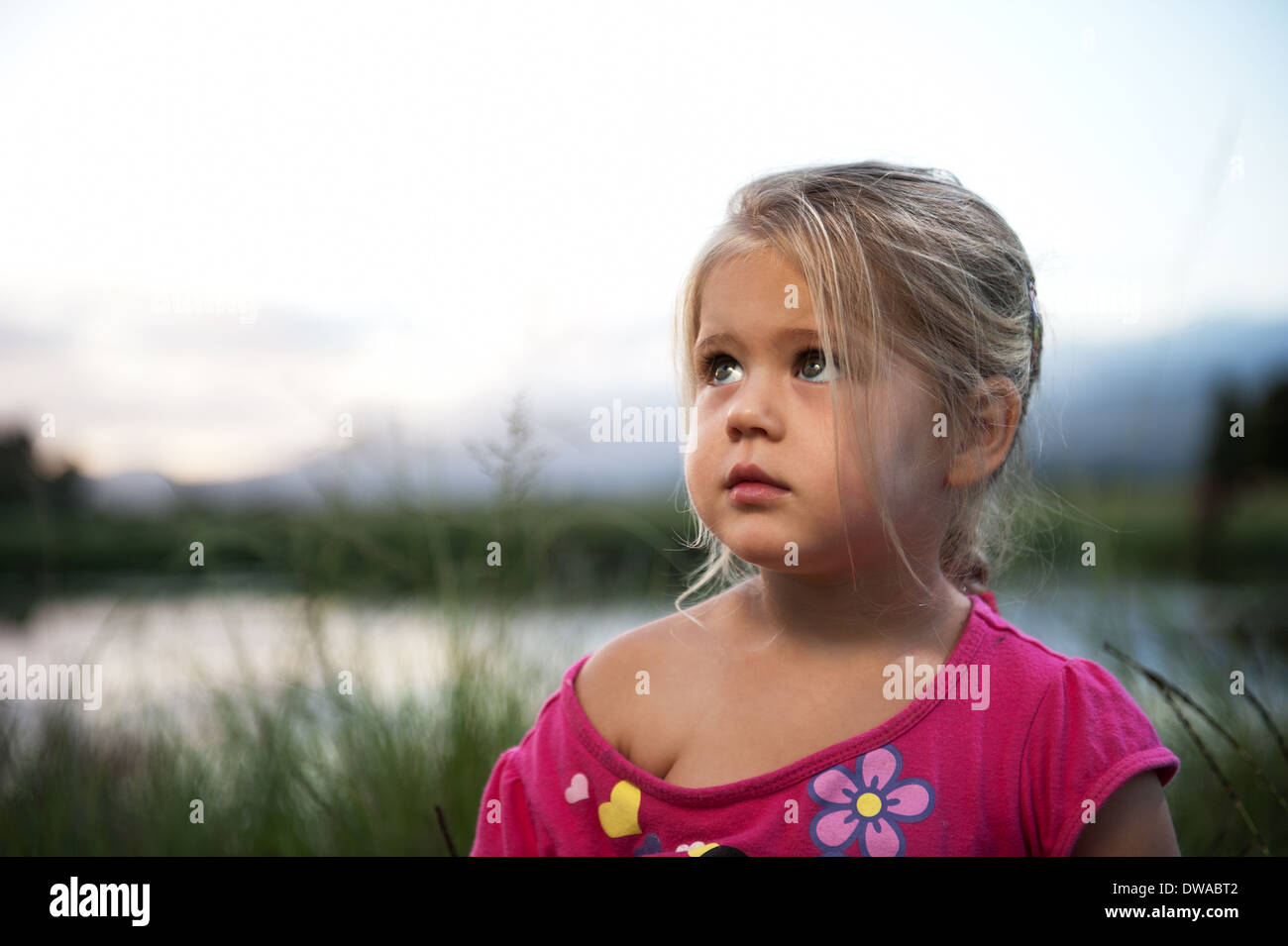 Cute girl en plein air pendant le coucher du soleil. Banque D'Images