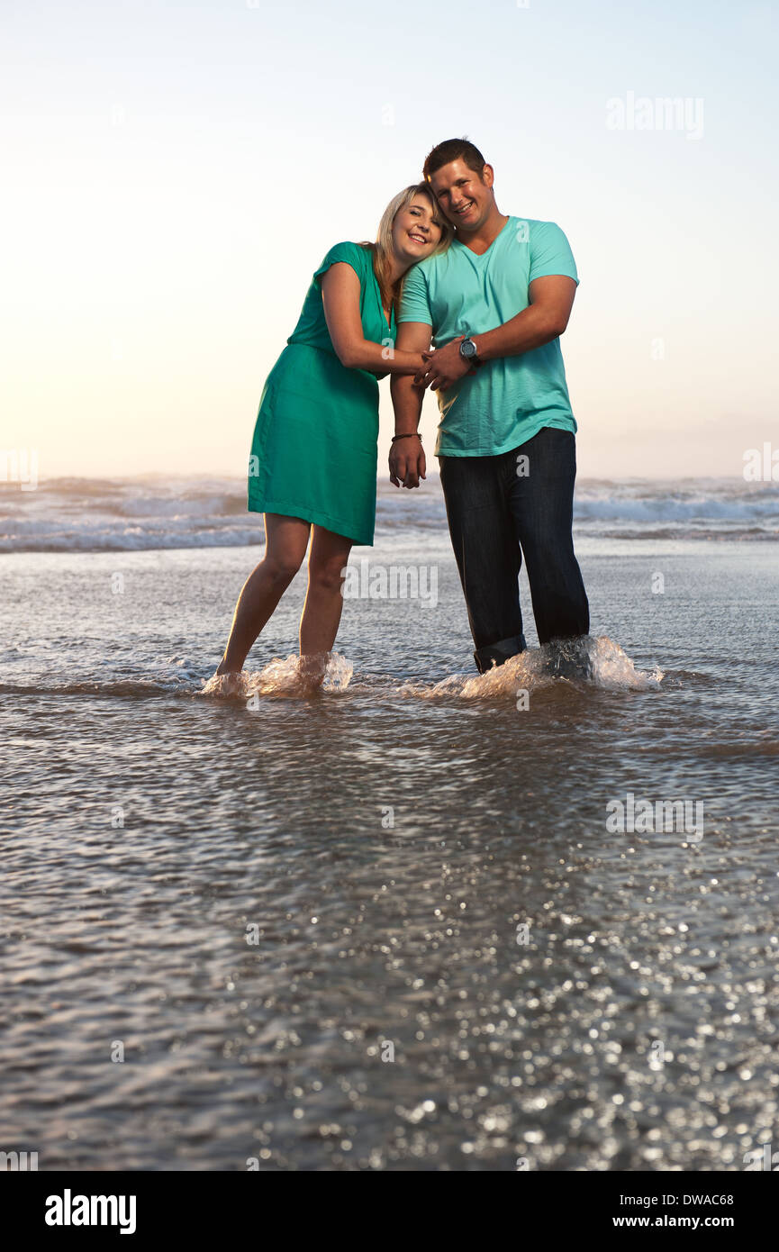 Joli jeune couple dans l'amour. Banque D'Images