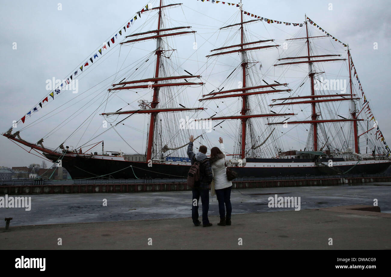 Saint-pétersbourg, Russie. 4e Mar, 2014. Rénové plus grand quatre-mâts école de voile ''edov'' prend la mer le 4 mars 2014 à Saint-Pétersbourg. Pendant le voyage sur le navire sera plus de 200 élèves des établissements de formation maritime pratique en Russie. © Andreï Pronin/ZUMAPRESS.com/Alamy Live News Banque D'Images