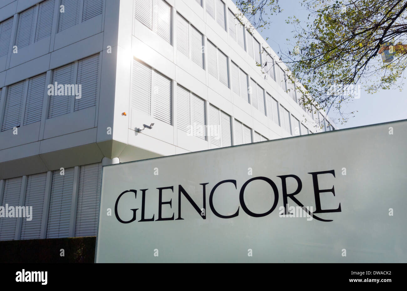 Entrée privée et siège de l'entreprise de Glencore Xstrata, la plus grande entreprise de commerce des produits de base, à Zoug, Suisse Banque D'Images