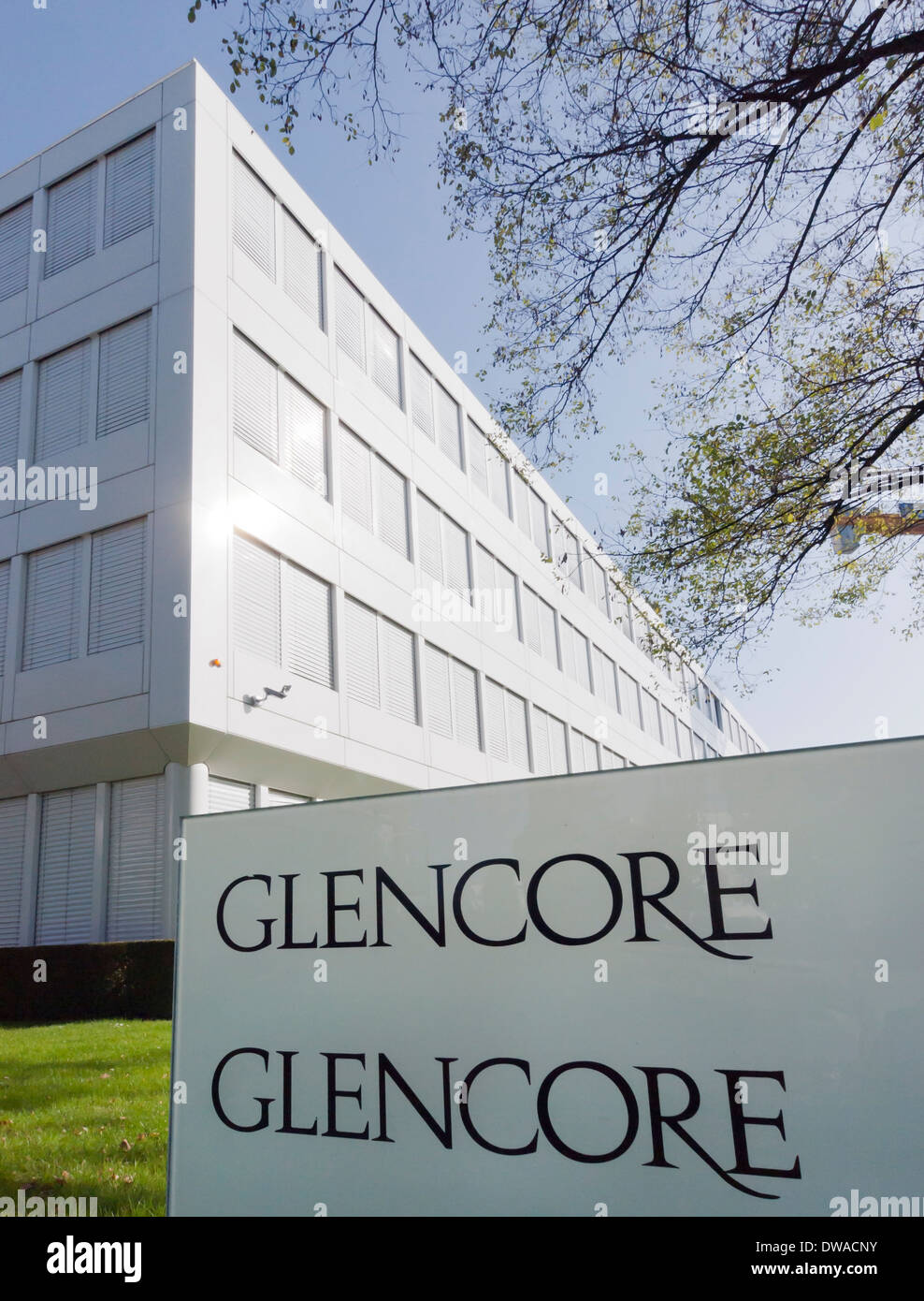 Entrée privée et siège de l'entreprise de Glencore Xstrata, la plus grande entreprise de commerce des produits de base, à Zoug, Suisse Banque D'Images