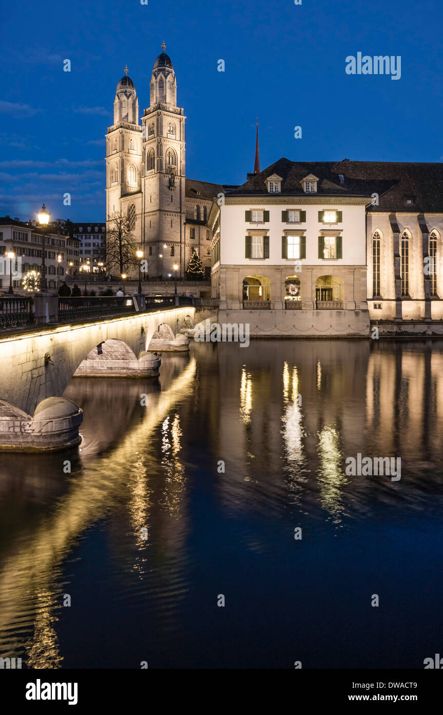 Grossmunster, de l'eau, de l'Église rivière Limmat, Zurich, Suisse Banque D'Images