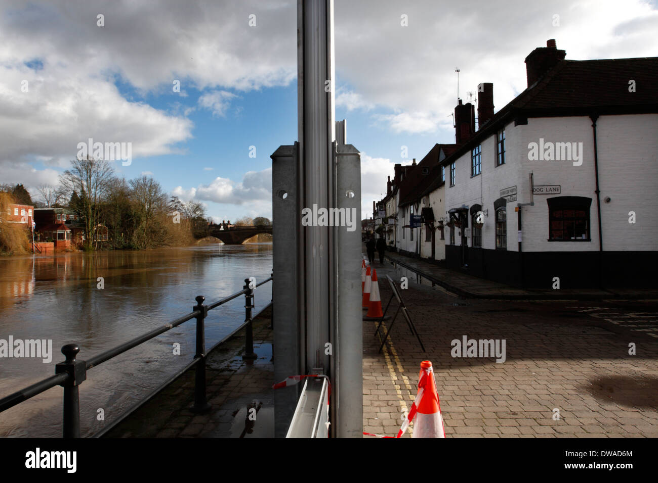 En place de barrières anti-inondation, Bewdley, Worcestershire, Angleterre, RU Banque D'Images