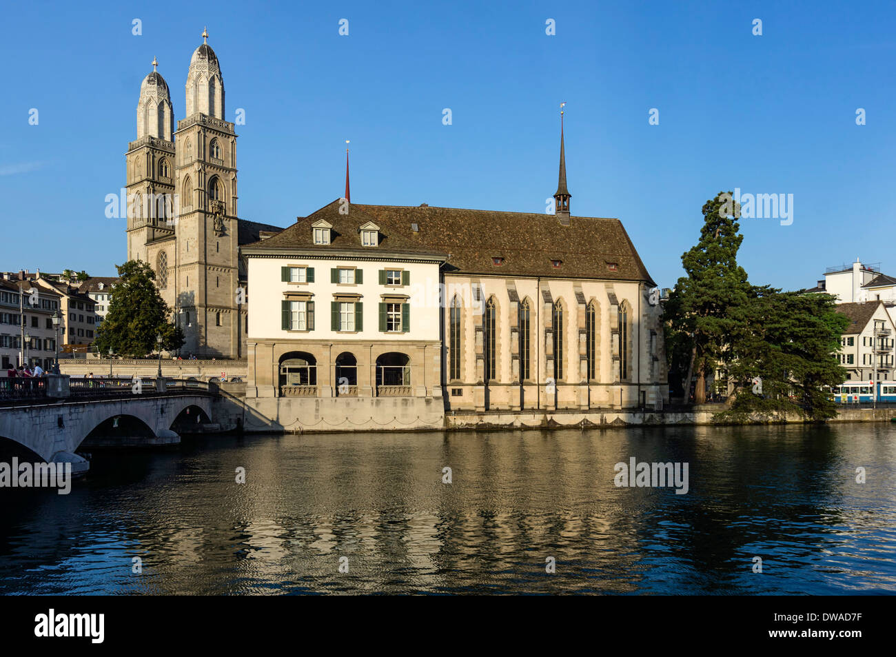 Grossmunster, de l'eau, de l'Église rivière Limmat, Zurich, Suisse Banque D'Images