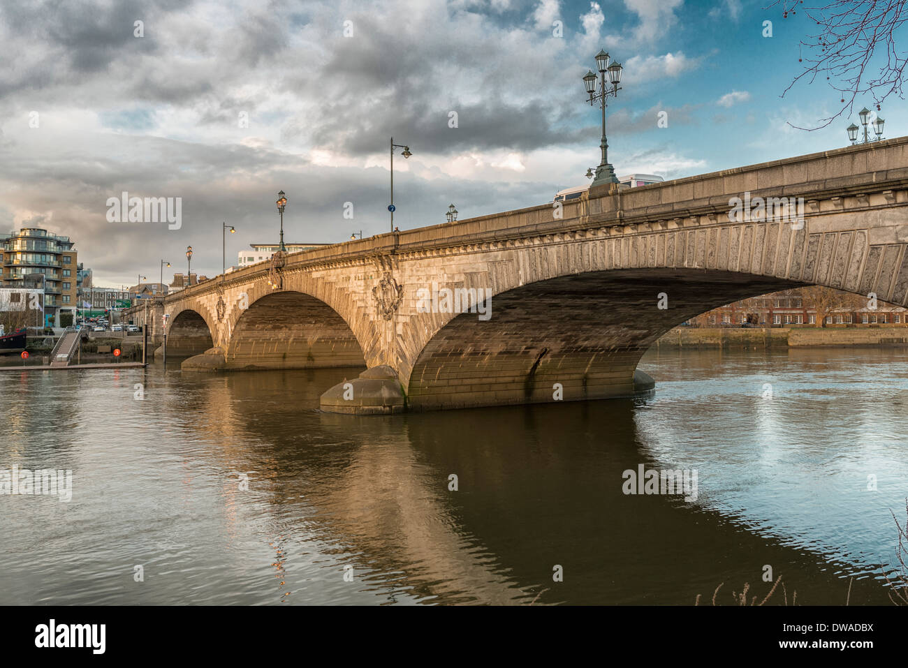 Kew Bridge sur la Tamise, l'ouest de Londres, Angleterre Banque D'Images