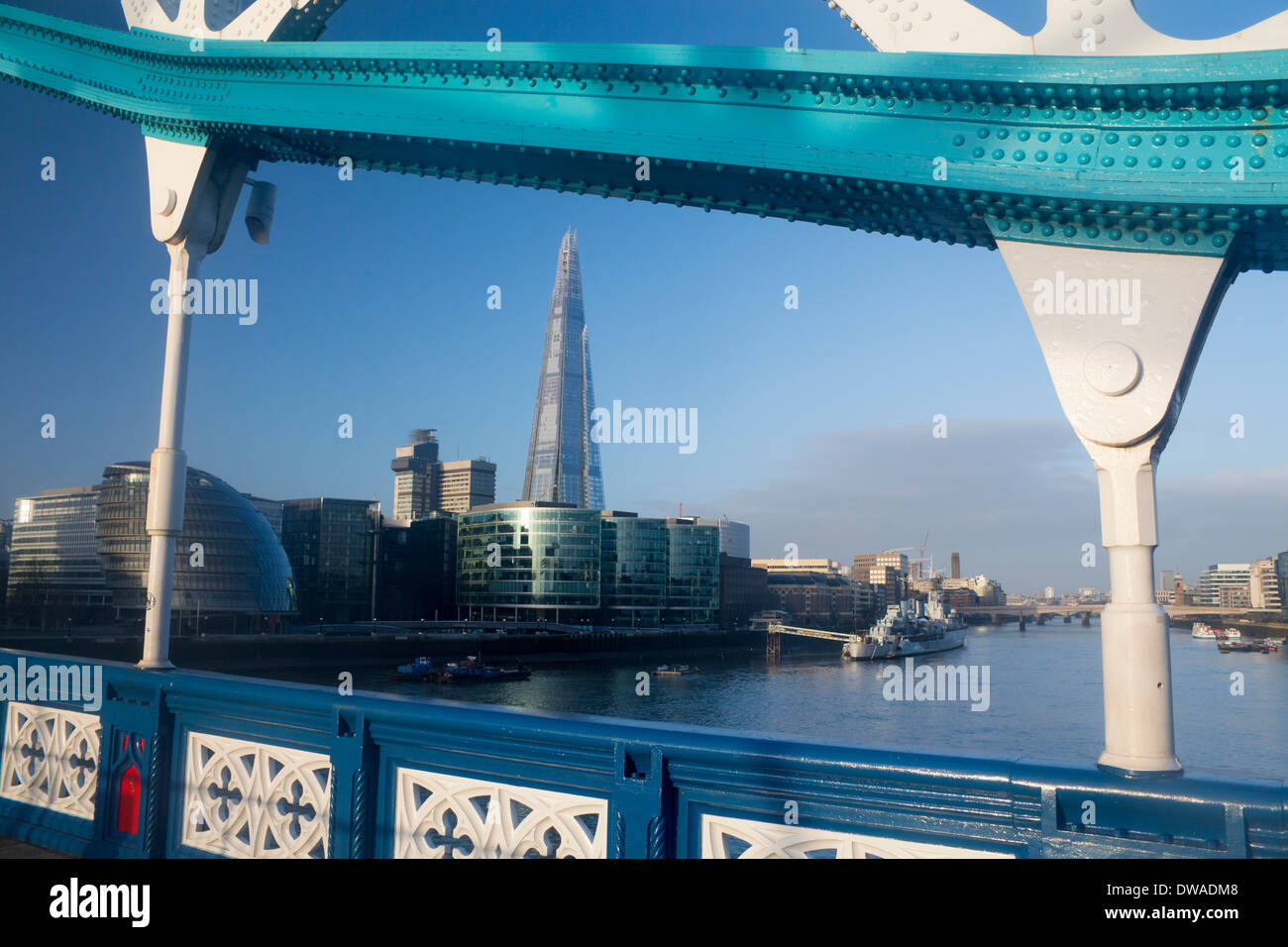 Le fragment, l'Hôtel de Ville et le plus vu de Tower Bridge Londres Tamise London England UK Banque D'Images