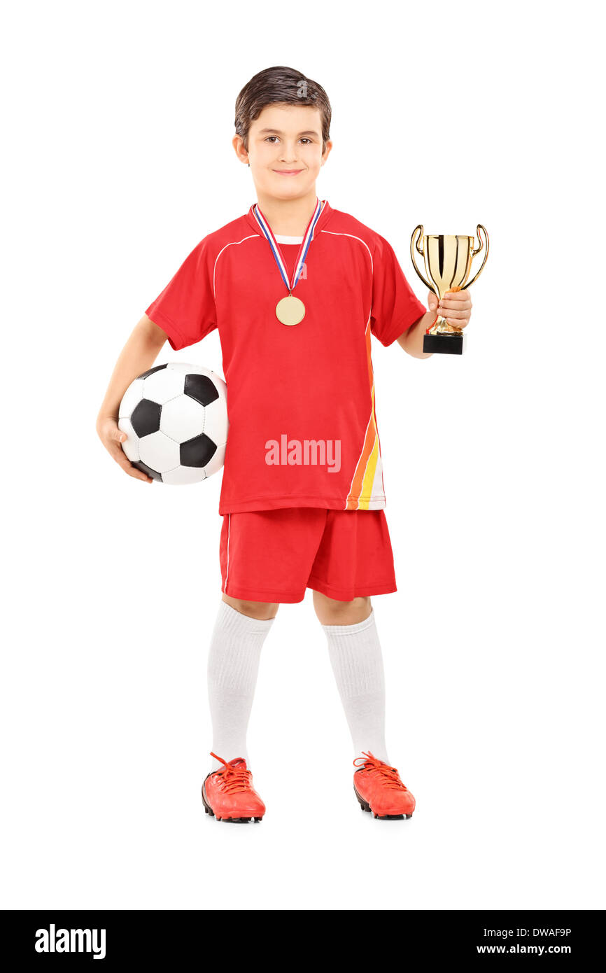 Un joueur de football junior tenant une coupe d'or Banque D'Images