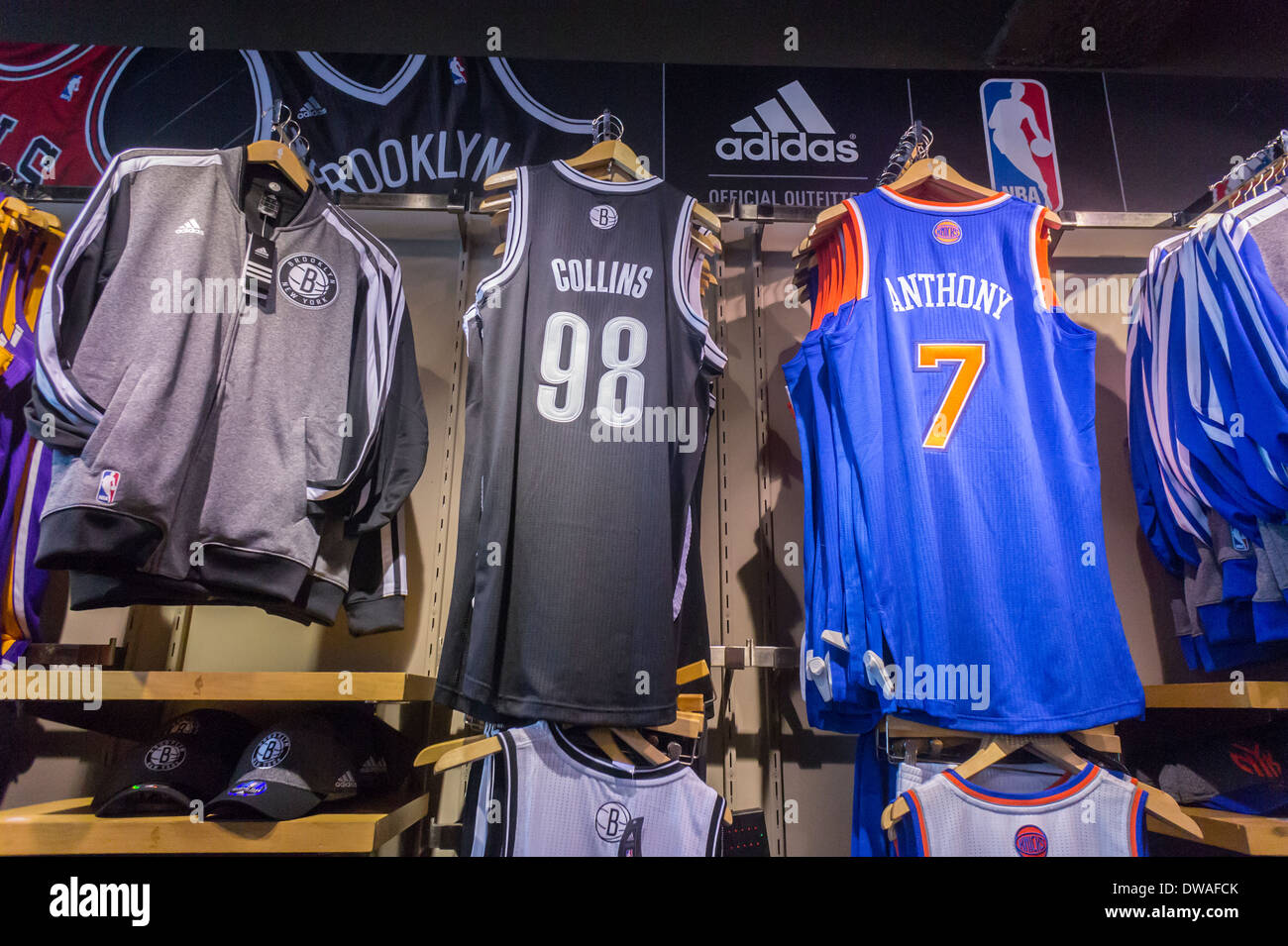 Jason Collins nombre 98 Filets de Brooklyn basketball maillot est consideree parmi les autres tenue des joueurs a la NBA store a New York Photo Stock Alamy