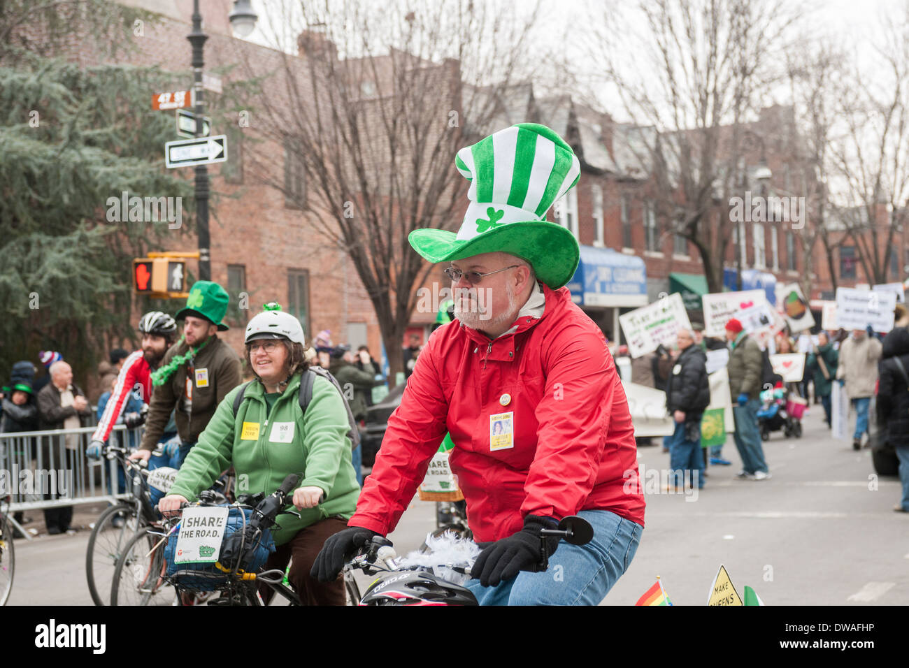 Les participants et les spectateurs à la Sunnyside, Queens Parade de la Saint Patrick Banque D'Images Les participants et les spectateurs à la Sunnyside, Queens Parade de la Saint Patrick Banque D'Images
