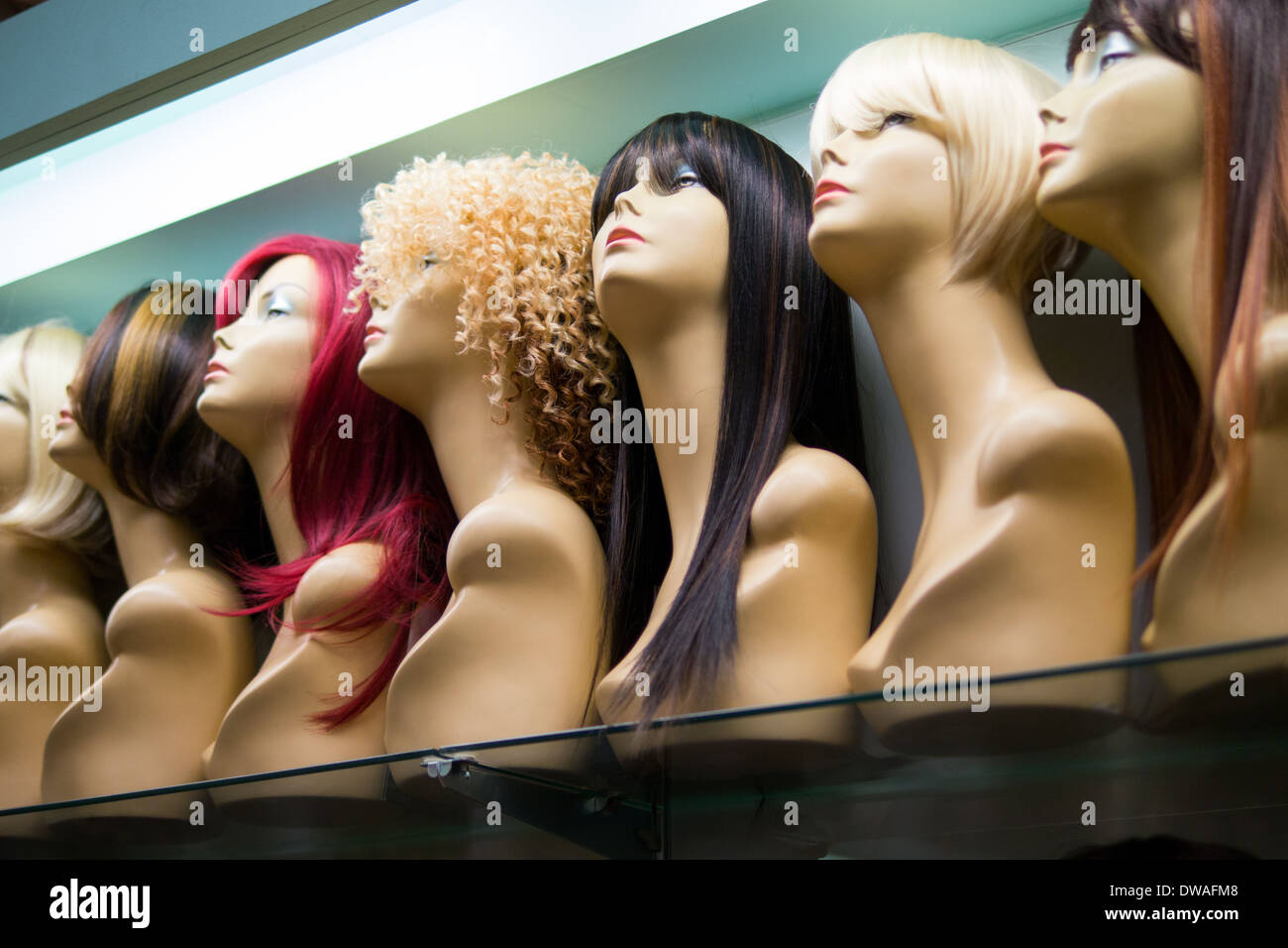 Une rangée de mannequins sur une étagère dans une perruque shop Photo Stock  - Alamy