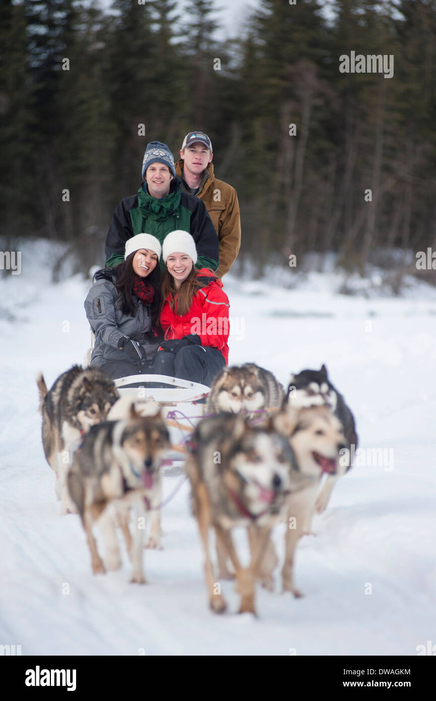 Photo de quatre personnes équitation de traîneau en Alaska Banque D'Images