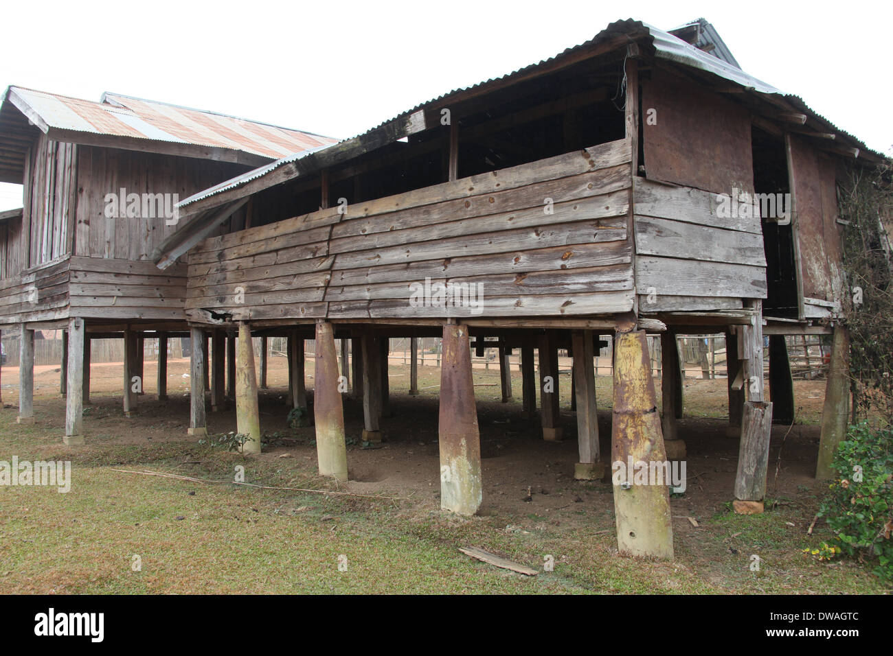 Maison construite dans les régions rurales du Laos à l'aide d'anciennes bombes pour prend en charge Banque D'Images