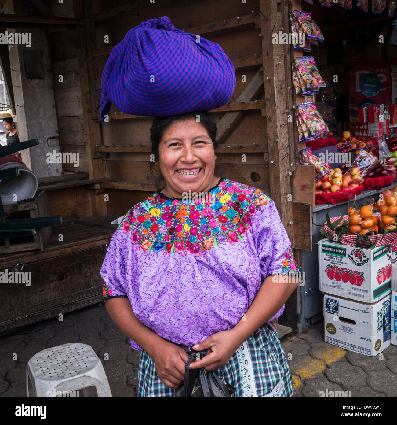 Portrait de femme guatémaltèque opérateur accomplissant un paquet sur la tête à Antigua, Guatemala Banque D'Images