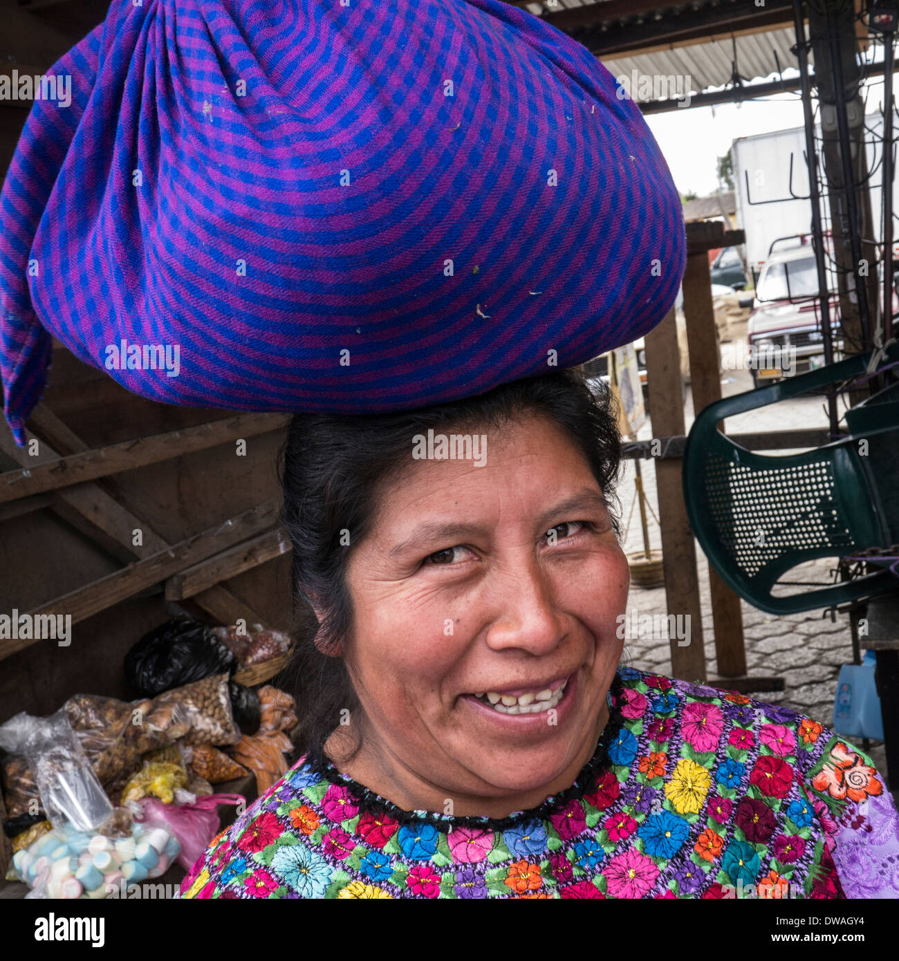 Portrait de femme guatémaltèque opérateur accomplissant un paquet sur la tête à Antigua, Guatemala Banque D'Images
