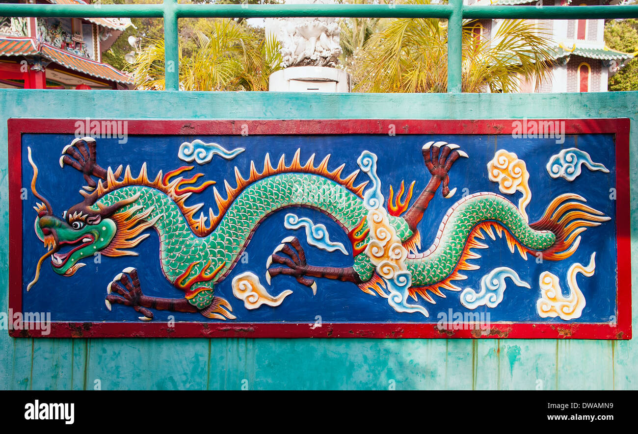 Singapour - 1 février 2014 : Dragon Relief coloré Mur à Haw Par Villa Parc à thème. Banque D'Images