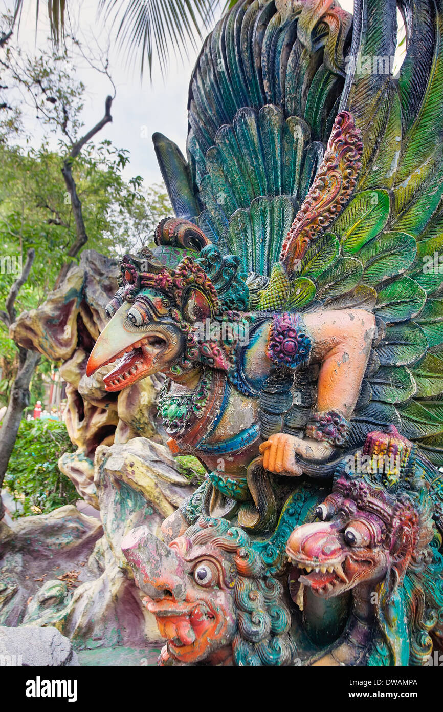 Singapour - 1 février 2014 : Garuda Statue hindoue à Haw Par Villa Parc à thème. Banque D'Images