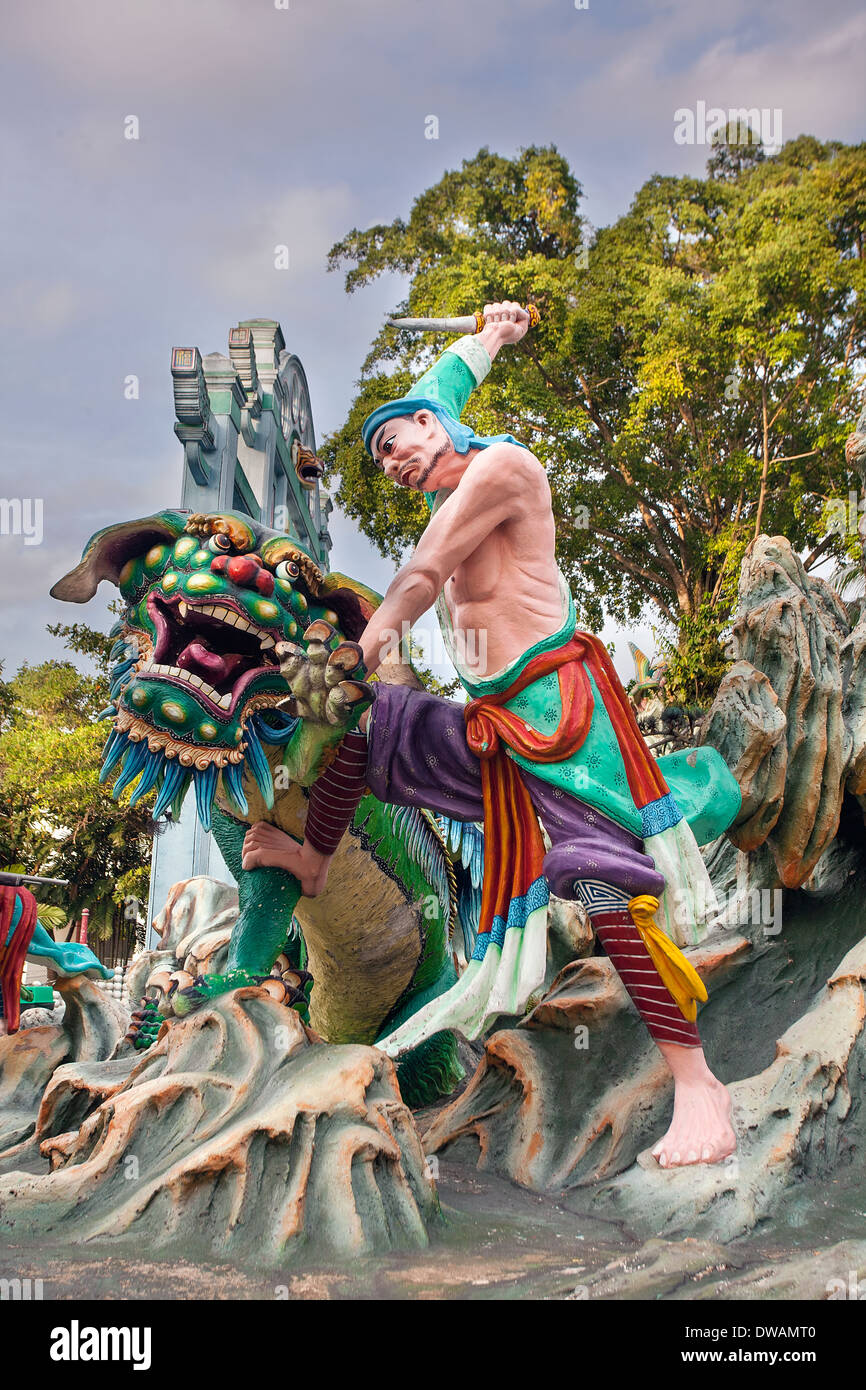 Singapour - 1 février 2014 : anciens chinois Wu Song guerrier terrassant Tiger Statue Diorama à Haw Par Villa Parc à thème. Banque D'Images