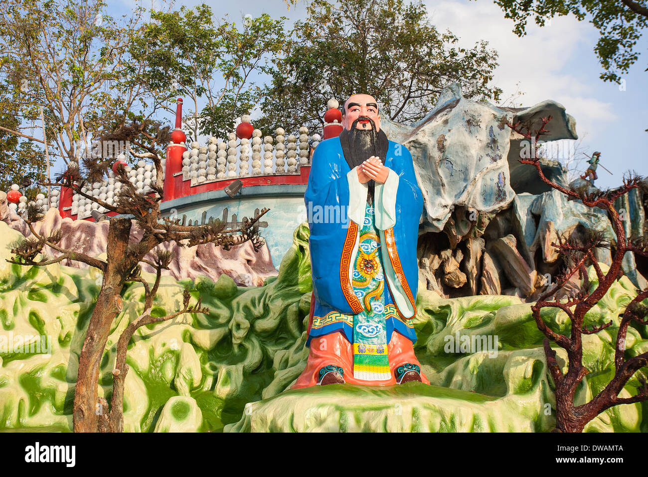 Singapour - 1 février 2014 : professeur et érudit chinois Confucius Statue Diorama à Haw Par Villa Parc à thème. Banque D'Images