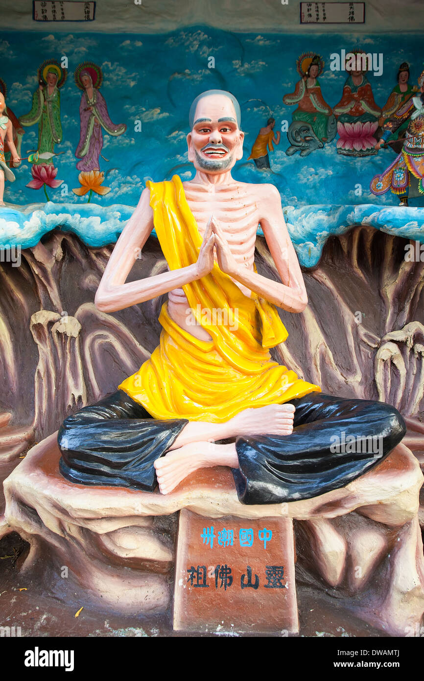 Singapour - 1 février 2014 : anciens Chinois Bouddha vivant Ji Gong Statue Diorama à Haw Par Villa Parc à thème. Banque D'Images