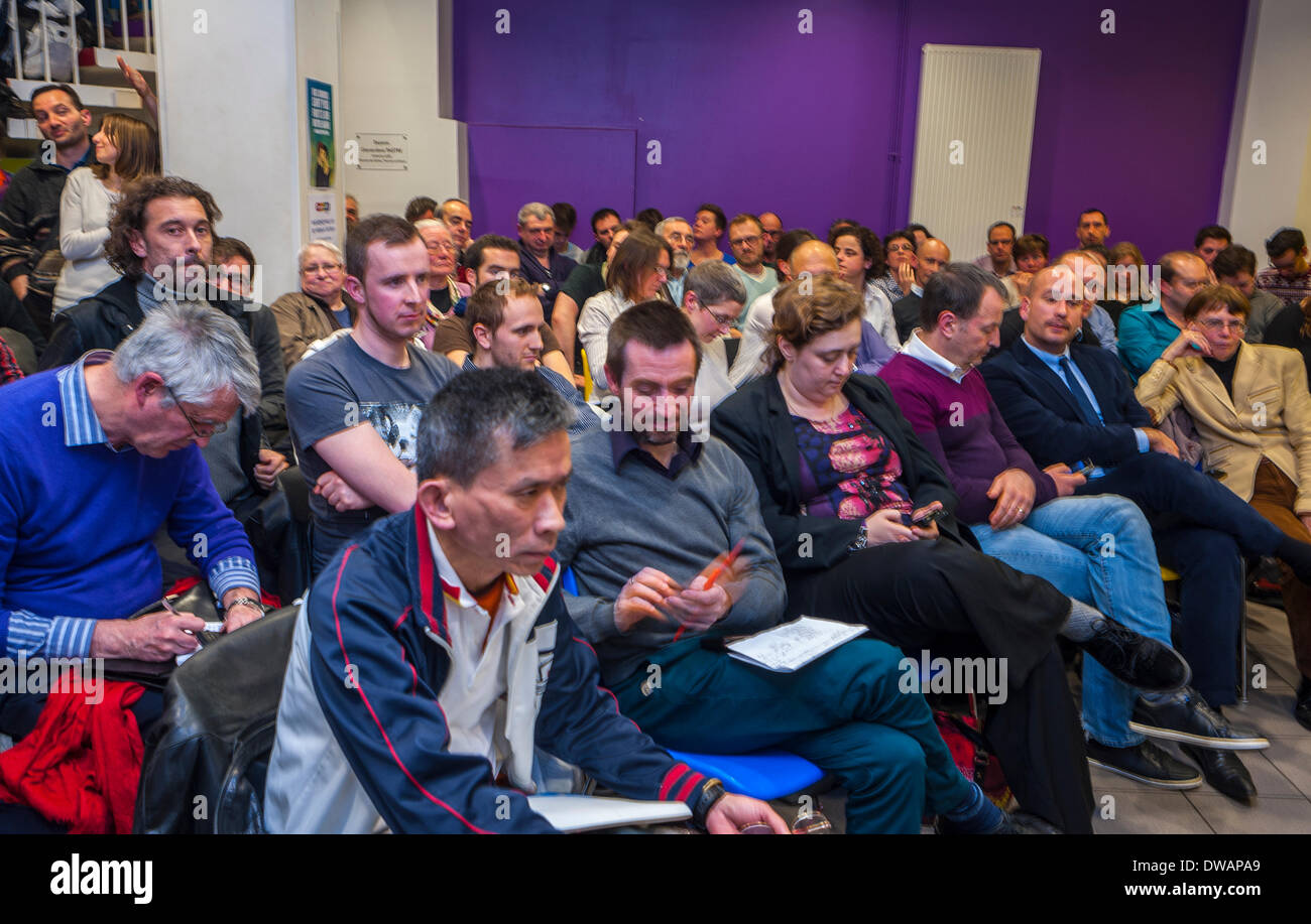 Paris, France. Foule nombreuse, public français, le Centre LGBT a invité les candidats politiques locaux à la mairie de Paris, à débattre publiquement avec les représentants et les membres de ses associations membres, sur deux questions principales : quels sont leurs engagements pour les droits des personnes LGBT et de leurs alliés ? Quelles mesures vont-ils prendre pour lutter contre la violence et la discrimination envers les personnes LGBT à Paris ? information sur les réunions communautaires, personnes à l'écoute sociale, centre communautaire Banque D'Images