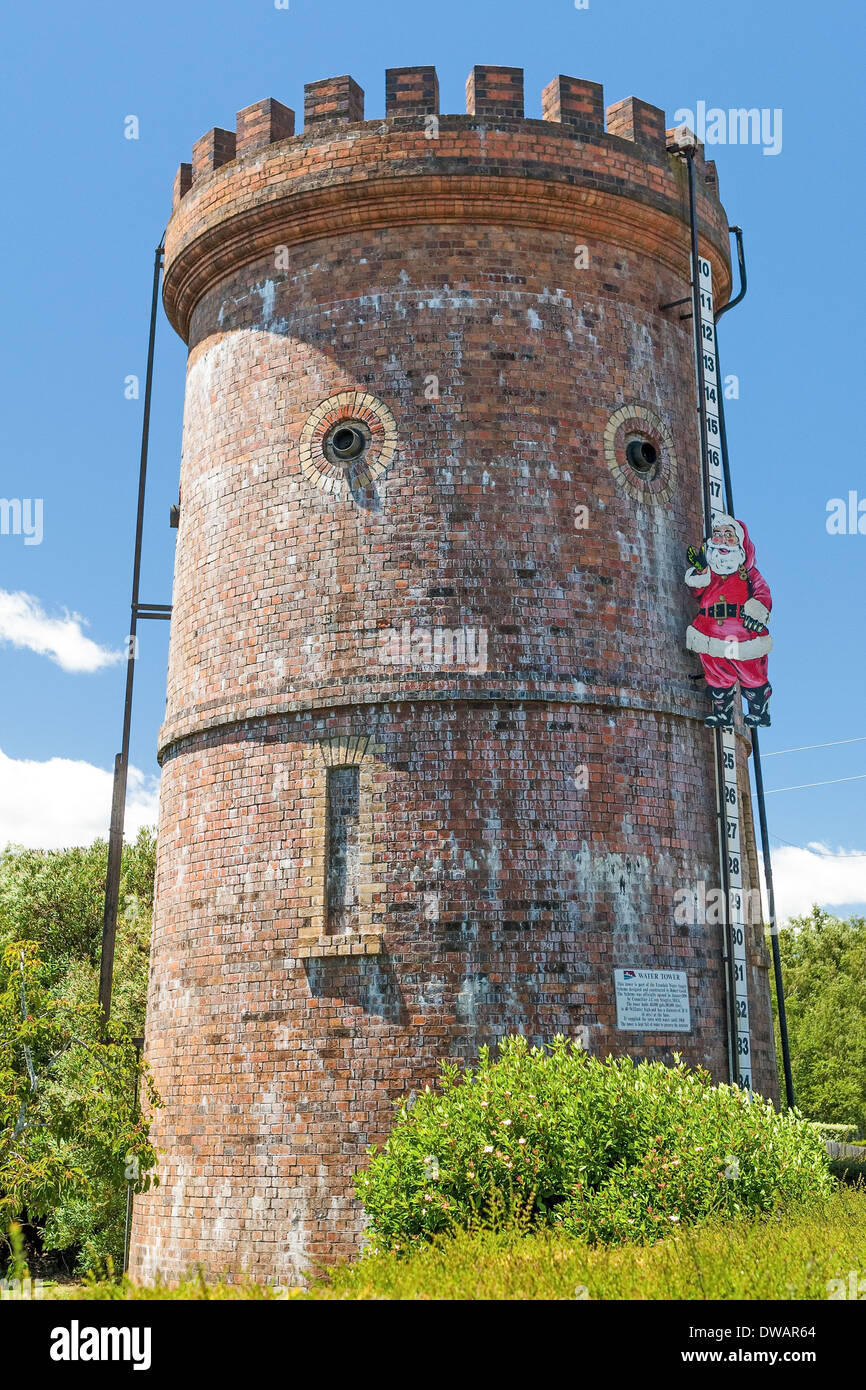 Water Tower 1896 - 1968, ville historique d'Evendale, avec bâtiments coloniaux géorgiens/victoriens, Tasmanie, Australie Banque D'Images