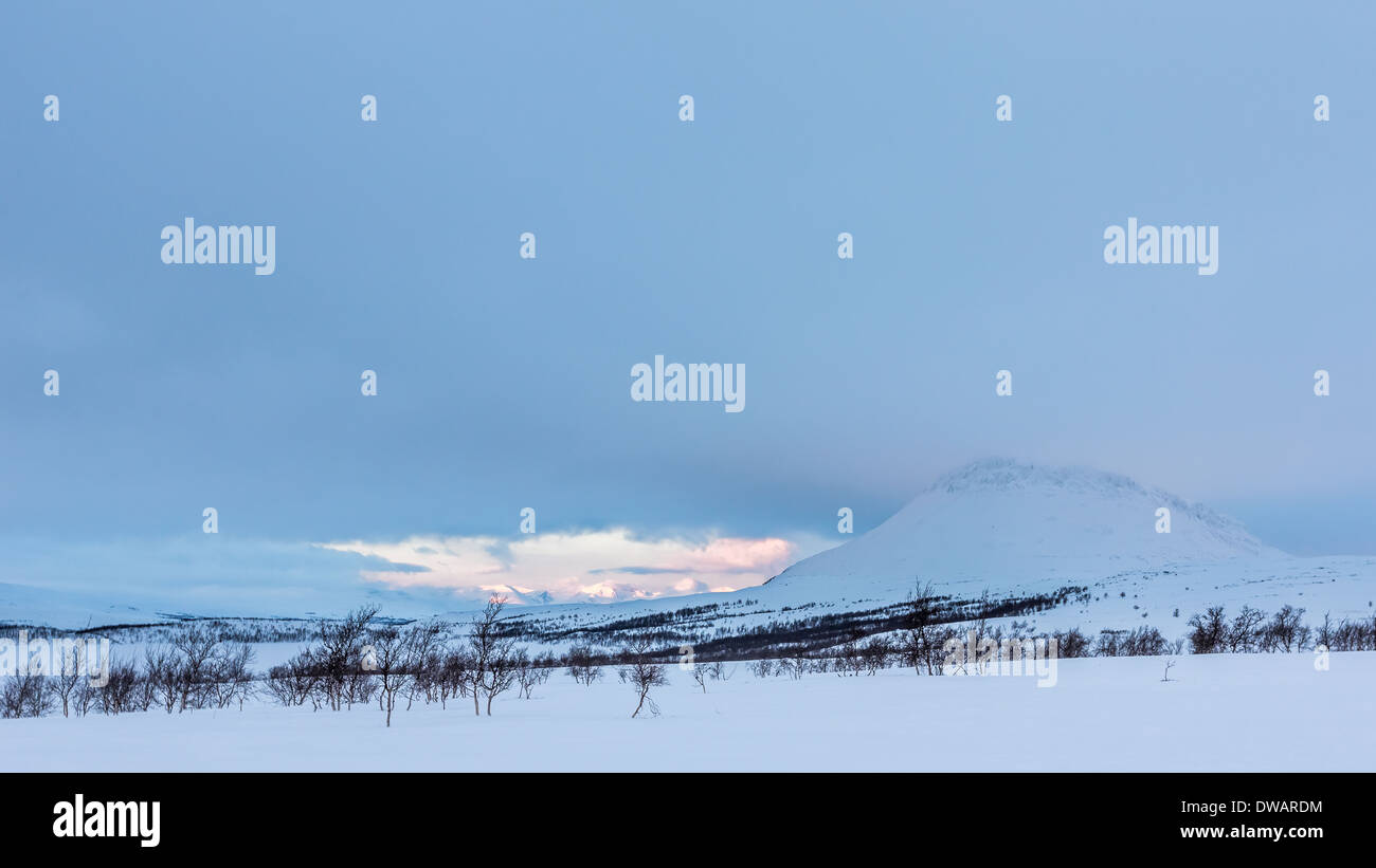 Un matin vue vers Kilpisjärvi ville, Saana est tombé au-dessus d'elle et fells de la Suède où les nuages se cassent, la Finlande, l'UE Banque D'Images