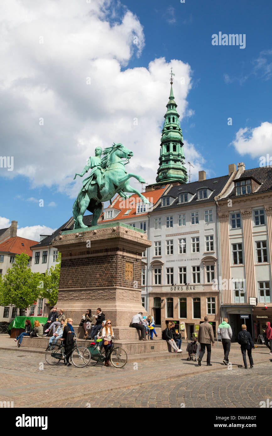 Hojbro Plads à Copenhague avec une statue équestre de l'établissement Absalon Banque D'Images