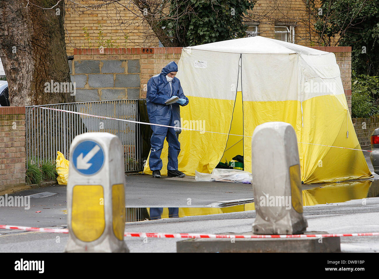 L'équipe médico-légale sur le lieu d'une victime âgée de 17 ans, poignardé à mort près de Mannor Park au nord de Londres Banque D'Images