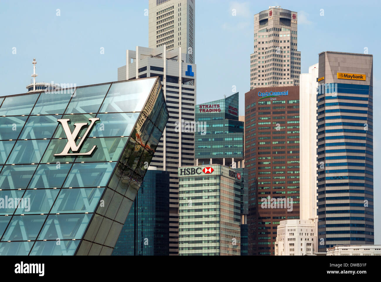 Louis Vuitton concept store, Singapour avec des tours d'immeubles d'affaires Banque D'Images