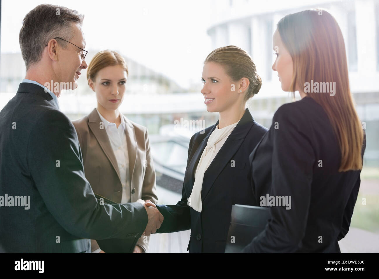 Confident business people shaking hands sur le lieu de travail Banque D'Images