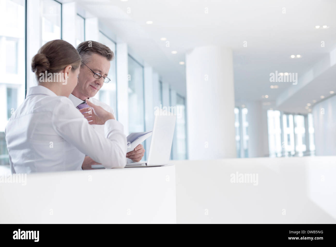 Business people railing in office Banque D'Images